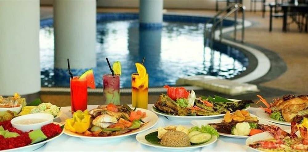 Holiday Villa Hotel & Suites Kota Bharu - Wakaf Che Yeh, Night Market Exterior foto