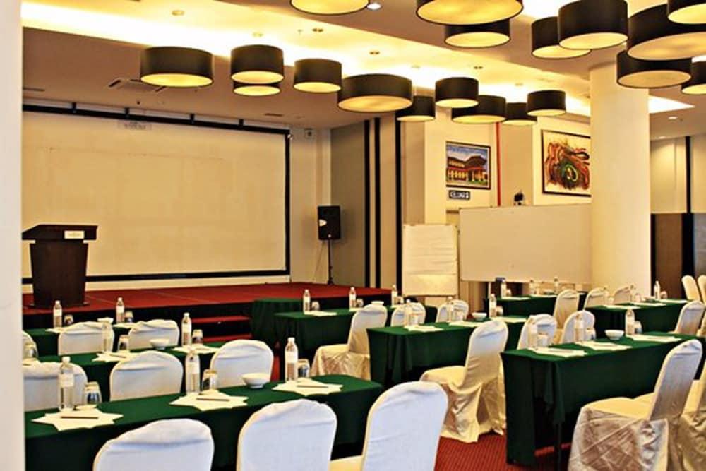 Holiday Villa Hotel & Suites Kota Bharu - Wakaf Che Yeh, Night Market Exterior foto