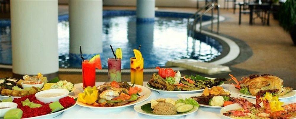 Holiday Villa Hotel & Suites Kota Bharu - Wakaf Che Yeh, Night Market Exterior foto